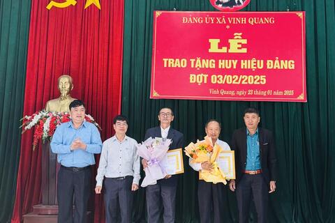 Trao tặng Huy hiệu 30 năm tuổi Đảng đợt 03.02.2025
