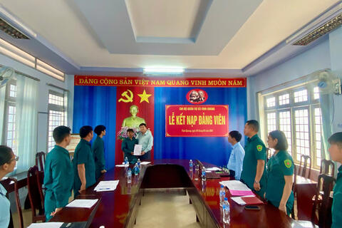 Chi bộ Quân sự xã Vinh Quang tổ chức lễ kết nạp Đảng viên mới
